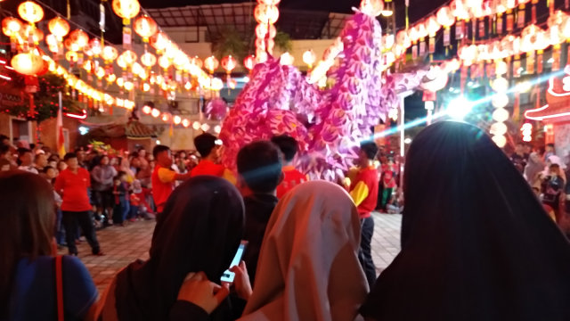 Suasana perayaan malam Imlek di Klenteng See Hin Kiong Padang. (Irwanda/Langkan.id)