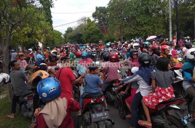 Warga Padati Rute Kirab Liong Barongsay