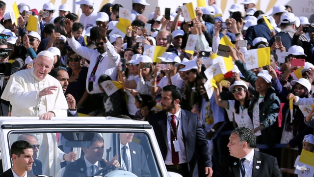 Paus Fransiskus di acara misa di Stadion Zayed Sports City di Abu Dhabi, Uni Emirat Arab. Foto: REUTERS/Ahmed Jadallah