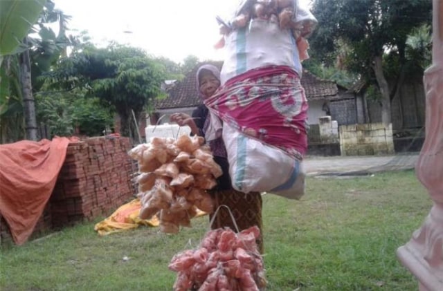 Mbah Sulikah hendak berangkat ke pasar untuk berjualan krupuk pati.