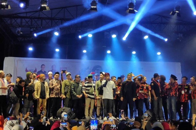 Penampilan penyanyi rapper Ebith Beat A pada acara Sharesmile Kolaborasi Pemuda, di Lapangan Vatulemo Kota Palu, Senin (4/2) malam. (Foto: Ikram)