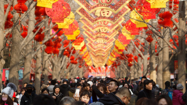 Ribuan orang memadati Taman Ditan dalam perayaan Imlek di Beijing, Cina. Foto: REUTERS/Thomas Peter