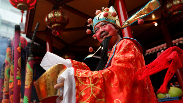 Seorang pria mengenakan kostum Chai Sen Ye saat perayaan Tahun Baru Imlek di Vihara Dharma Bhakti Jakarta, Indonesia. Foto: REUTERS/Willy Kurniawan