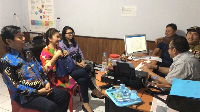 Felly Runtuwene, caleg diduga kampanye di Universitas Negeri Manado, ditemani Sekretaris DPD Partai Nasdem Sulawesi Utara memberikan klarifikasi kepada Bawaslu Kabupaten Minahasa 