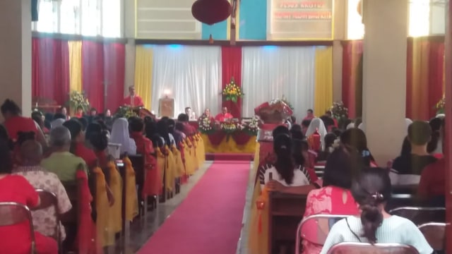 Komunitas Tionghoa Kota Kupang bersama umat Gereja Kristus Raja Katedral merayakan Imlek dengan menggelar misa pada Selasa (5/2). Foto oleh : florespedia/Kumparan. 

