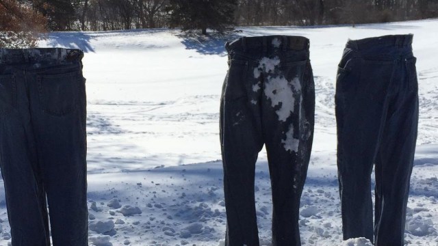 Celana beku disusun hingga berdiri saat suhu ekstrem di Ameria Serikat. (Foto: Instagram/tomgrotting) 