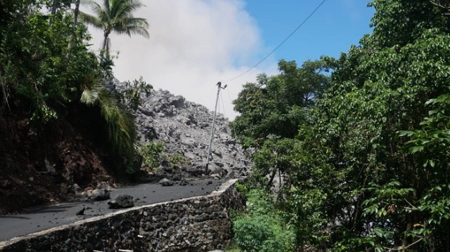 Jalan utama desa Batubulan di Kabupaten Siau Tagulandang Biaro, tertutup lava panas dan material yang dimuntahkan Gunung Karangetang. Kondisi ini membuat daerah Batubulan terisolir dan 111 warga diungsikan (foto: franky salindeho)