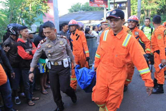 Polisi dan Tim SAR evakuasi korban tergulingnya bus Kramat Djati di Bandung. Foto: Polres Bandung