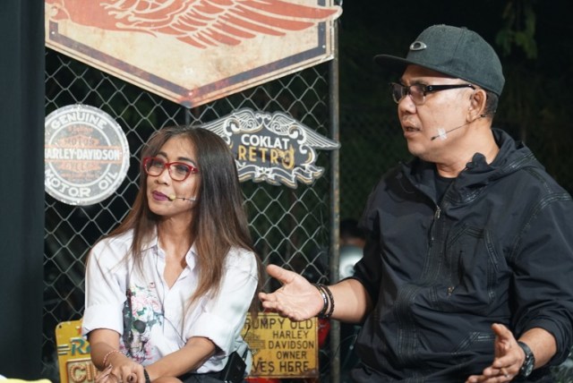 Trie Utami atau Mba Iie dan Doel Sumbang di acara talkshow "Ngobat" di Kantin Panas Dalam, Bandung. (Ananda Gabriel)