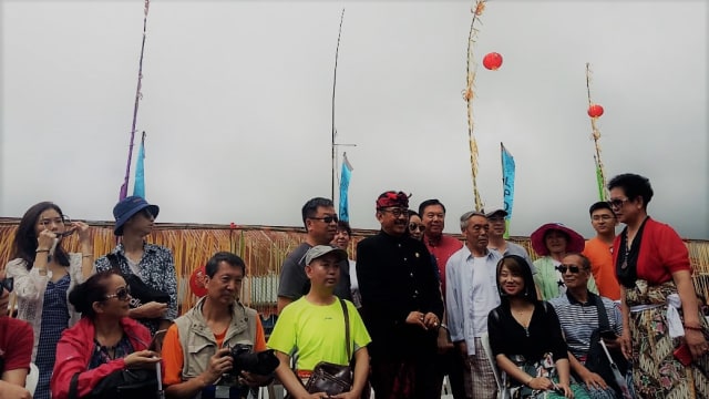 Wakil Gubernur Bali Cokorda Artha Ardna Sukawai (baju hitam) berbaur bersama para turis Cina menyaksikan Festival balingkang, Rabu (6/2) - kanalbali/LSSU