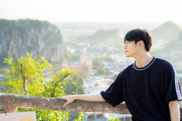 Ong Seong Woo berpose dengan latar belakang Da Nang, Vietnam. Foto: Instagram @osw_onge
