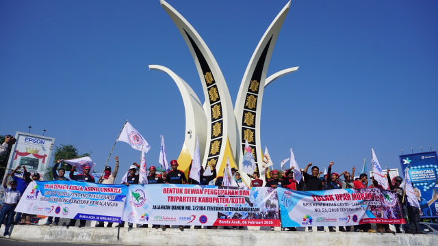 Masa dari Aliansi Buruh Aceh (ABA) berunjuk rasa di Bundaran Simpang Lima, Aceh, Rabu (6/2). Foto: Zuhri Noviandi/kumparan