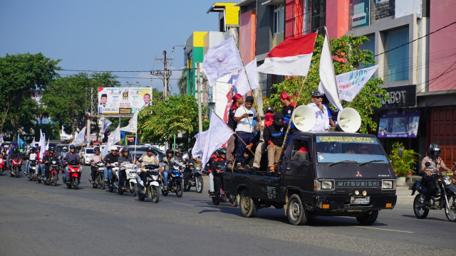 Para anggota Aliansi Buruh Aceh (ABA) berunjuk rasa melakukan long marc menuju ke Bundaran Simpang Lima, dan gedung Dewan Perwakilan Rakyat Aceh, Rabu (6/2). Foto: Zuhri Noviandi/kumparan