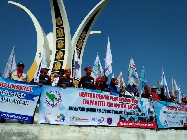 Demo aliansi buruh Aceh di Simpang Lima, Banda Aceh, Rabu (6/2/2019). Mereka mempertanyakan UMP yang masih rendah. Foto: Husaini Ende/acehkini