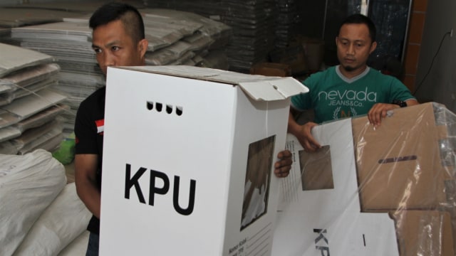 Pekerja mengangkat kotak suara usai dirakit di Kantor KPU Kota Kendari, Kendari, Sulawesi Tenggara, Rabu (2/1). Foto: ANTARA FOTO/Jojon