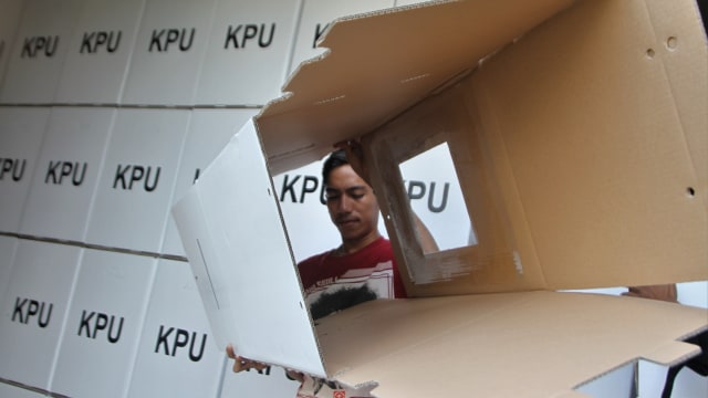 Pekerja merakit kotak suara di Kantor KPU Kota Kendari, Sulawesi Tenggara, Rabu (6/2). Foto: ANTARA FOTO/Jojon