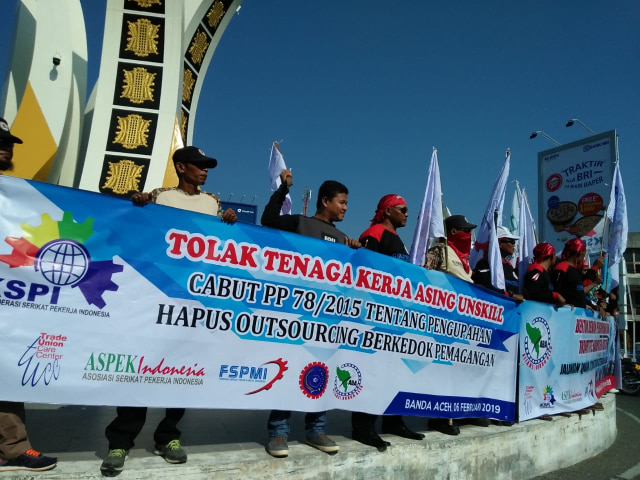 Demo buruh Aceh menolak tenaga kerja asing unskill (06/02). Foto: Husaini Ende/acehkini