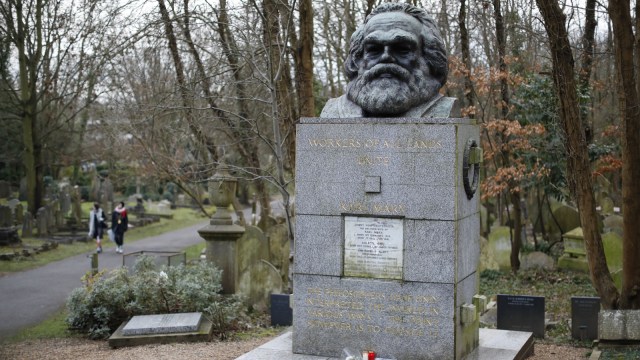 Makam filsuf revolusioner Jerman Karl Marx di Makam Highgate, London Utara. Foto: AFP/Tolga AKMEN