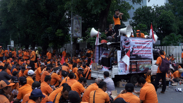 Sejumlah pegawai PT. Pos Indonesia melakukan aksi unjuk rasa di depan gedung BUMN, Jakarta, Rabu (6/2). Foto: Fanny Kusumawardhani/kumparan