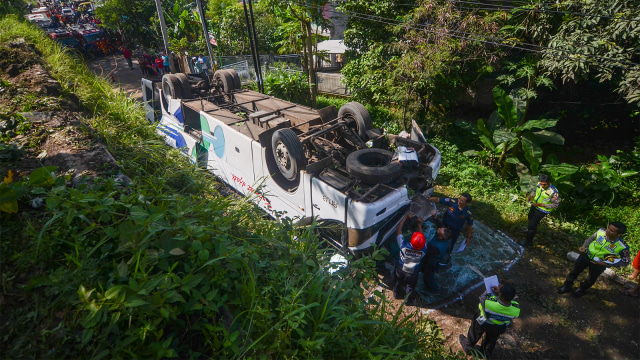 Petugas kepolisian melakukan oleh tempat kejadian perkara kecelakaan bus Kramat Djati di Cikopo, Cicalengka. Foto: ANTARA FOTO/Raisan Al Farisi
