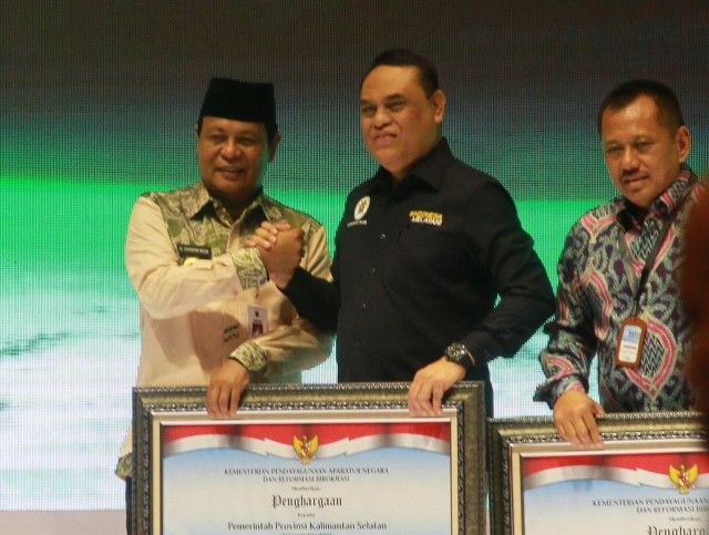 Gubernur Kalsel Sahbirin Noor (kiri) dan Menteri PANRB Syafruddin (tengah) ketika menyerahkan LHE AKIP 2018 di Banjarmasin, Rabu (6/2/2019). Foto: Istimewa