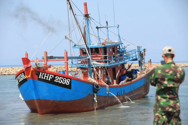 Kapal yang ditangkap di perairan Indonesia saat tiba di Lampulo, Banda Aceh, Rabu (6/2). Foto: Suparta/acehkini