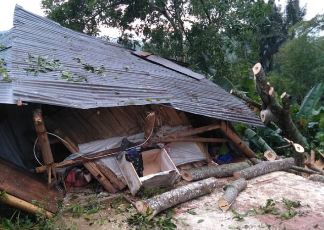 Rumah Rusak di Toraja akibat angin kencang, Selasa (5/2).