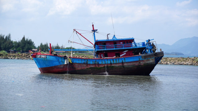 Salah satu kapal perikanan asing (KIA) berbendera Malaysia yang ditangkap, tiba di Tempat Pelelangan Ikan (TPI) Lampulo Banda Aceh, Rabu (6/2). Foto: Zuhri Noviandi/kumparan