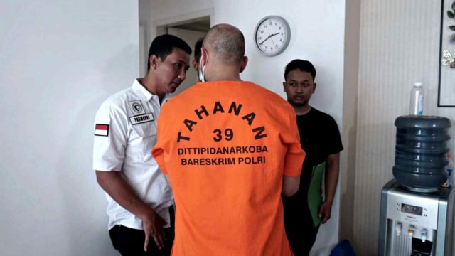 Warga Negara Asing (WNA) asal Amerika Serikat yang menjadi tahanan terkait kasus budidaya mariyuana di Apartemen Batavia, Jakarta, Rabu (6/2/2019). Foto: Irfan Adi Saputra/kumparan