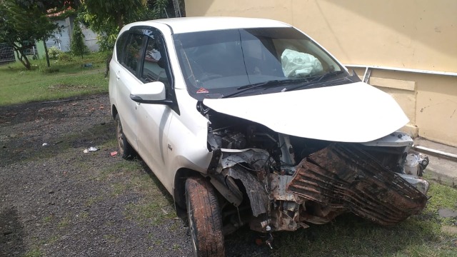 Mobil Toyota Calya yang dikejar-kejar warga dan terhenti setelah menabrak tiang di Pekalongan. (Foto: Dok. Polsek Sragi, Kabupaten Pekalongan)
