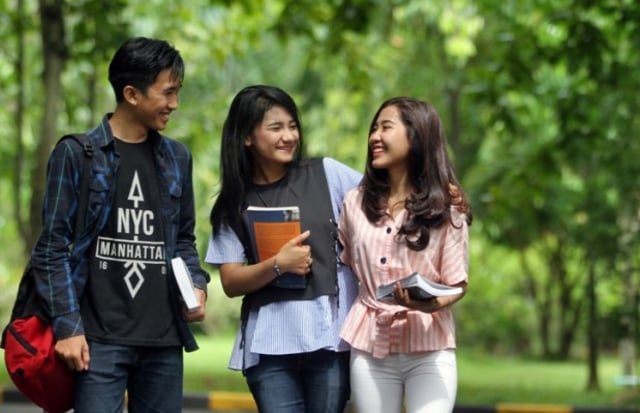 Mahasiswa Unnes beraktivitas di kampus Sekaran, Gunungpati, Kota Semarang.