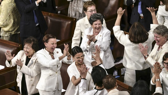 Anggota parlemen bertepuk tangan terhadap pengakuan Presiden AS Donald Trump tentang peningkatan kehadiran perempuan di dunia kerja dan di Capitol Hill selama pidatonya. Foto: AFP/MANDEL NGAN