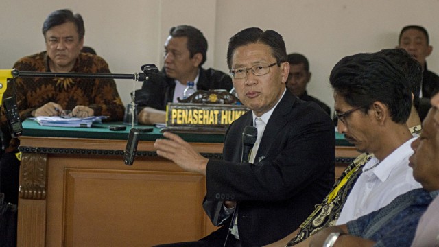 CEO Lippo Group James Riady (kedua kanan) memberikan keterangan saat menjadi saksi sidang lanjutan kasus dugaan suap perizinan proyek Meikarta di Pengadilan Tipikor Bandung. Foto: Antara/Novrian Arbi