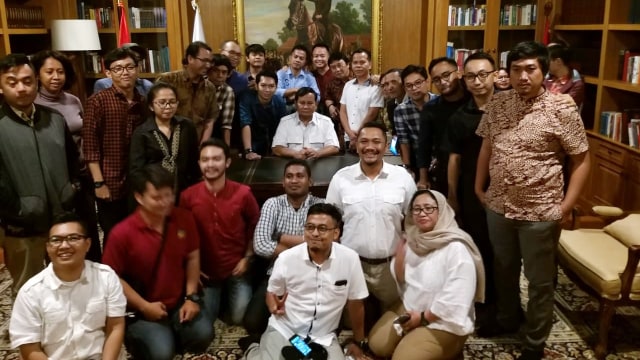 Calon Presiden Prabowo Subianto berfoto di meja kerjanya bersama para wartawan dan Tim Media Center Prabowo-Sandi. Foto: Dok. Media Center Prabowo-Sandi