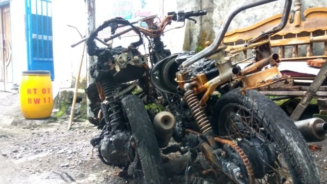 Dua sepeda motor milik warga di Kecamatan Ngaliyan, Kota Semarang, yang hangus dibakar pada Sabtu (2/2) lalu. Foto: Afiati Tsalitsati/kumparan