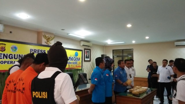 Gelar konferensi pers pengungkapan sabu di Mapolda Aceh, Rabu (6/2). Foto: Husaini Ende/acehkini 