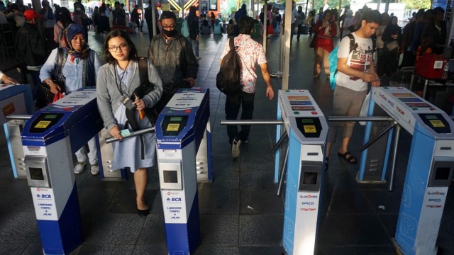 Sejumlah orang mengantre untuk masuk ke Stasiun KRL Manggarai, Jakarta, Rabu (6/2). Foto: Jamal Ramadhan/kumparan