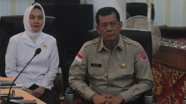 Kepala BNPB Doni Monardo saat rapat koordinasi mitigasi bencana di Gubernuran Sumatera Barat di Padang, Rabu 6 Februari 2019. (Irwanda/Langkan).