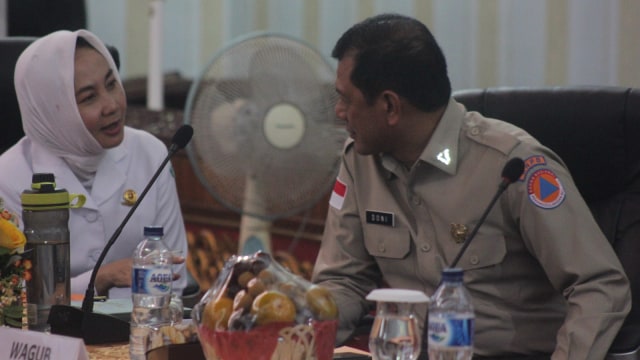 Kepala BMKG Dwikorita Karnawati dan Kepala BNPB Doni Monardo saat di Padang, Rabu 6 Februari 2019. (Irwanda/Langkan)