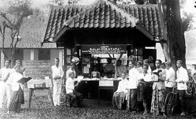                    Sebuah Kios Balai Pustaka di Poerwokerto pada tahun 1928 ( pinterest)