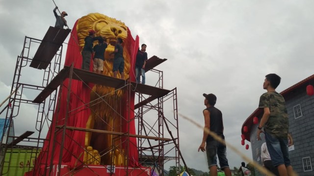 Pekerja sedang merampungkan pengerjaan Singa Emas setinggi 8,88 meter di Stadion Kridasana Singkawang.