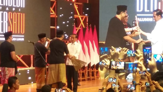 Calon Presiden RI nomor urut 01, Joko Widodo diberikan hadiah sapu oleh Alumni SMA Pangudi Luhur di acara deklarasi dukungan. Foto: Fadjar Hadi/kumparan