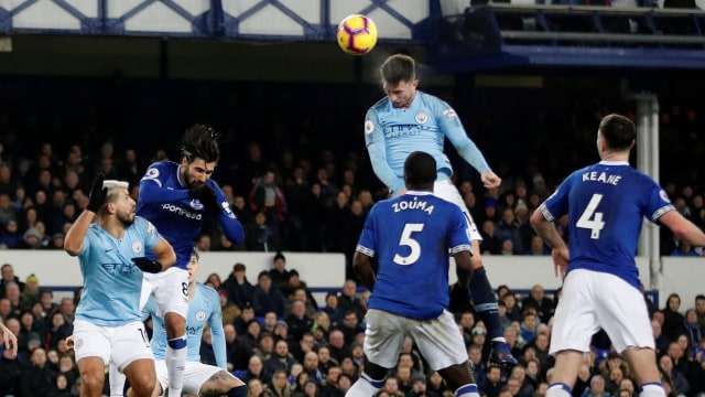 Aymeric Laporte cetak gol untuk Manchester City di laga melawan Everton. Foto: Reuters/Carl Recine