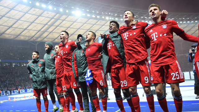 Pemain-pemain Bayern Muenchen merayakan kemenangan atas Hertha BSC di DFB Pokal 2018/19. Foto: REUTERS/Annegret Hilse