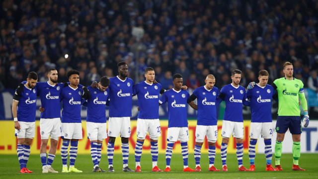 Para penggawa Schalke 04 memberikan penghormatan kepada mendiang Rudi Assauer sebelum laga lawan Fortuna Dusseldorf. Foto: REUTERS/Wolfgang Rattay