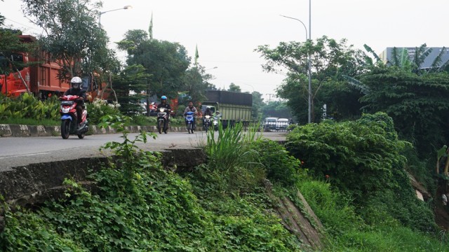 Kondisi salah satu jalur di Jalan Baru Cipendawa, Rawalumbu, Kota Bekasi, yang ambles. Foto: Iqbal Firdaus/kumparan