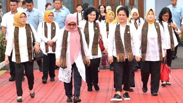 Ibu Negara Iriana Widodo, bersama Ibu Mufidah Jusuf Kalla dan anggota OASE-KK saat tiba di Bandung, Jawa Barat, Kamis (7/2). Foto: Dok. Biro Pers Setpres