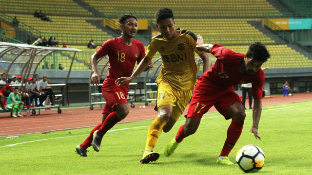 Uji tanding Bhayangkara FC vs Timnas U-22. Foto: ANTARA FOTO/Risky Andrianto/wsj.