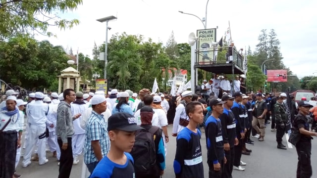 Sejumlah massa mengawal pemeriksaan Slamet Maarif  di depan Polresta Surakarta. Foto: Dok.kumparan
