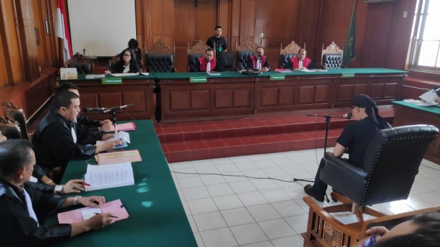 Ahmad Dhani menjalani persidangan terkait kasus ujaran kebencian di PN Surabaya. Foto: Yuana Fatwalloh/kumparan